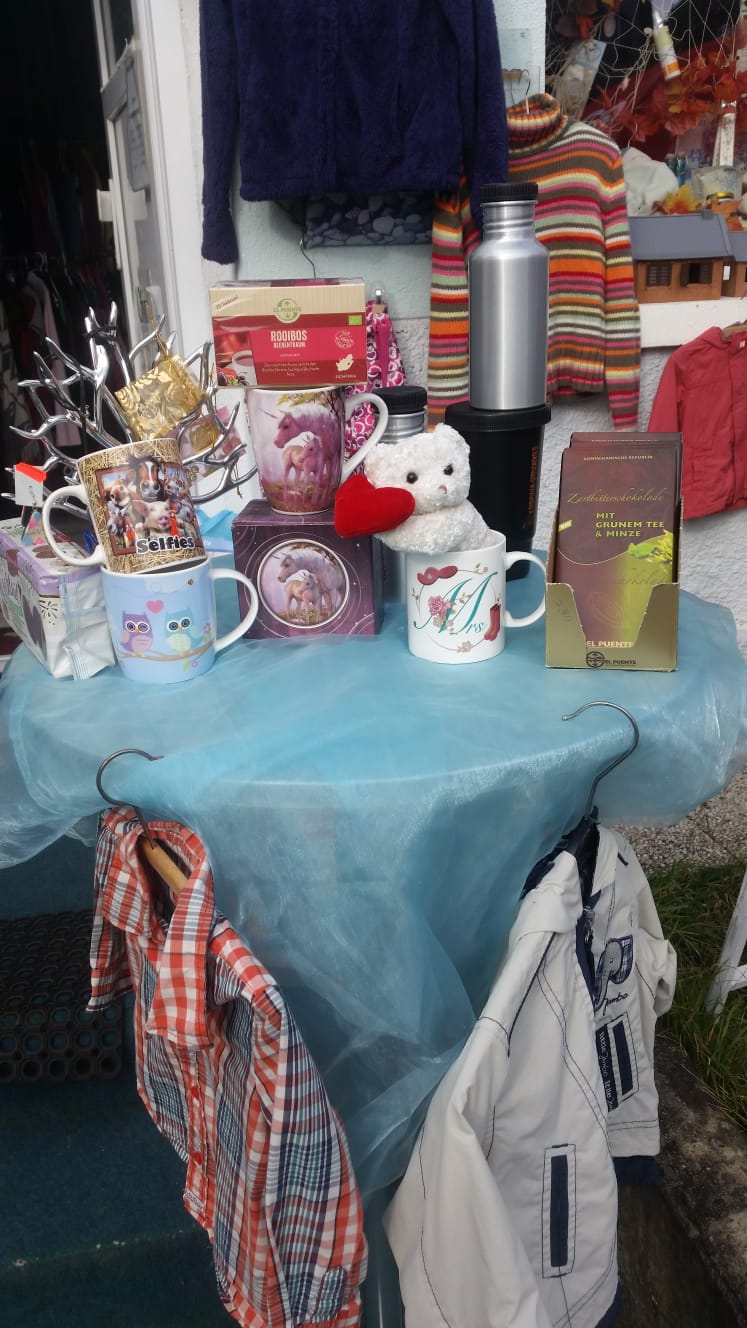 Motivtassen je 4 €
Fair Trade Schokolade Grüner Tee mit Minze 2,20 €
Fair Trade Tee "Beerentraum" 3,20 €