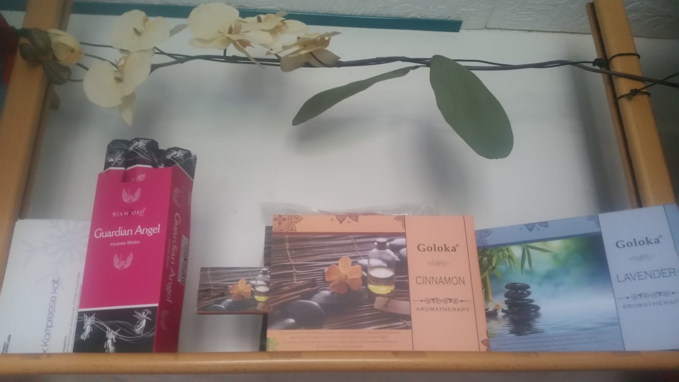 Räucherstäbchen je Päckchen 1,50 €
"Schutzengel", "Zimt" und "Lavendel" 