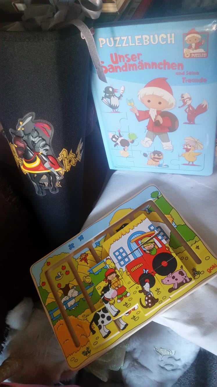 Holzschiebepuzzle 6,50 €
Puzzlebuch 5 €
Schultüte Ritter  4 €